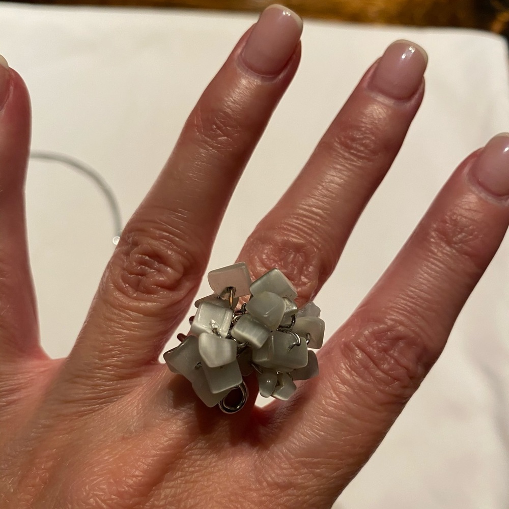 Gray shell necklace, bracelet, earrings and ring - Picture 3 of 6